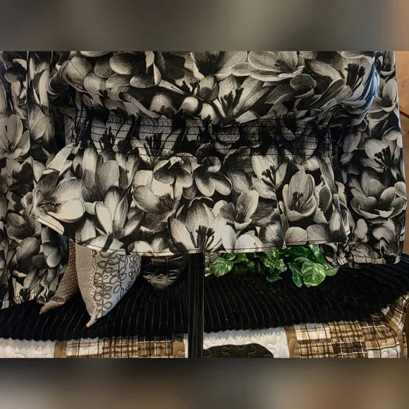 Michael Kors Floral Black and White Ruched Cold Shoulder Top - Picture 4 of 12